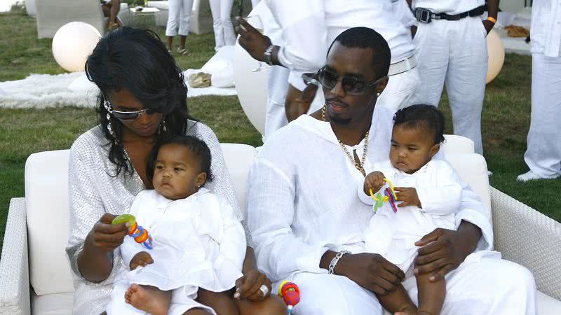 Sean 'Diddy' Combs e Kim Porter com suas filhas gêmeas - Getty Images