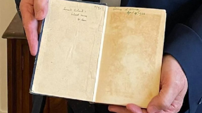 Livro que retornou à biblioteca escolar na Inglaterra após 113 anos - Divulgação/St Bees School