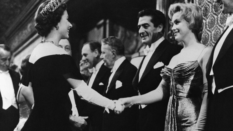 Elizabeth II e a atriz Marilyn Monroe - Getty Images