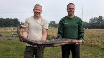 Amigos postaram foto segurando o pênis de uma baleia pensando que fosse o fóssil de uma cobra - Reprodução