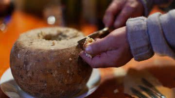 Fotografia de um queijo casu marzu - Getty Images