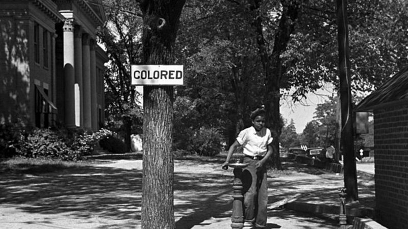 Criança em área segregada nos Estados Unidos - Wikimedia Commons