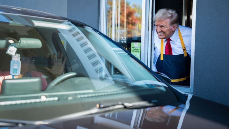 Trump servindo clientes do McDonald's - Getty Images