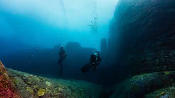 Fotografia subaquática no Monumento Yonaguni, no Japão - Foto por Vincent Lou pelo Wikimedia Commons