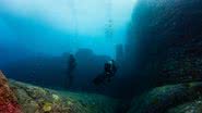 Fotografia subaquática no Monumento Yonaguni, no Japão - Foto por Vincent Lou pelo Wikimedia Commons