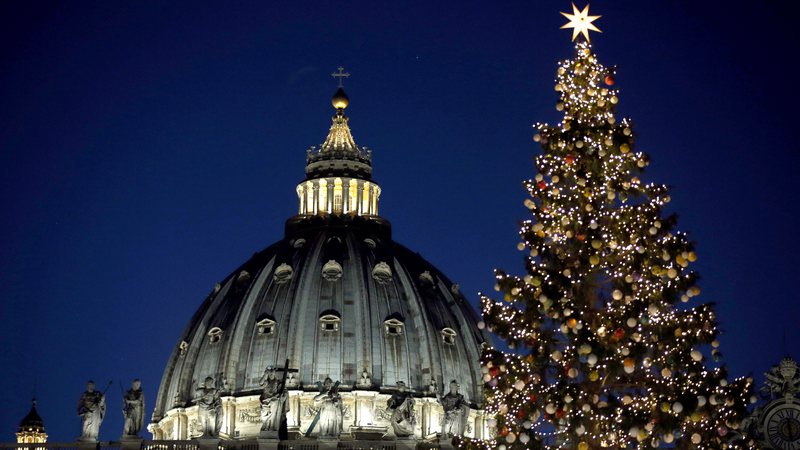 Abeto gigante na Praça de São Pedro, no Vaticano, em dezembro de 2016 - Getty Images