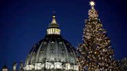 Abeto gigante na Praça de São Pedro, no Vaticano, em dezembro de 2016 - Getty Images