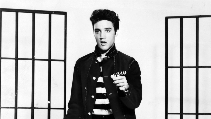 O músico Elvis Presley em 1957 - Wikimedia Commons/Metro-Goldwyn-Mayer