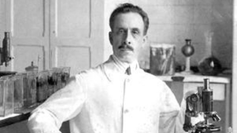 Carlos Chagas em seu laboratório no Instituto Oswaldo Cruz - Wikimedia Commons/J. Pinto