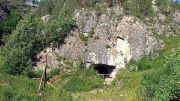 Caverna de Denisova - Wikimedia Commons