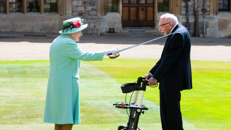 O capitão Tom Moore ao lado da rainha Elizabeth - Getty Images