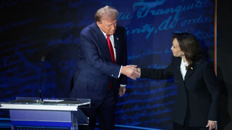 Donald Trump e Kamala Harris durante debate presidencial - Getty Images