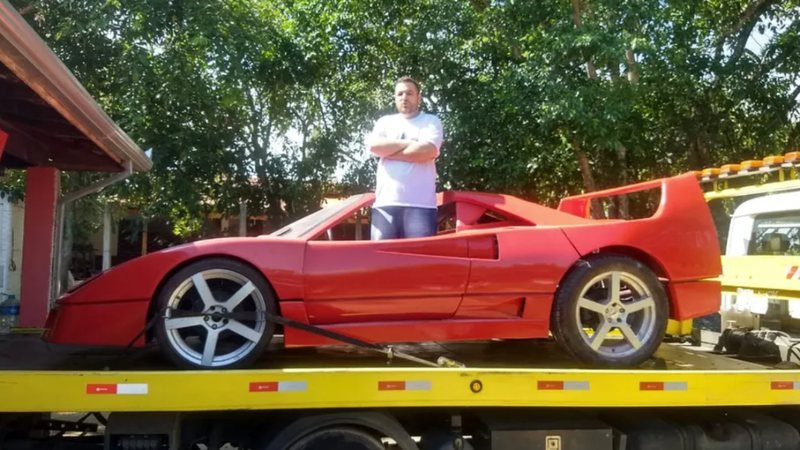 O dentista José Vitor Estevam Siqueira e a réplica de Ferrari F-40 que construiu - Arquivo Pessoal/José Vitor Estevam Siqueira