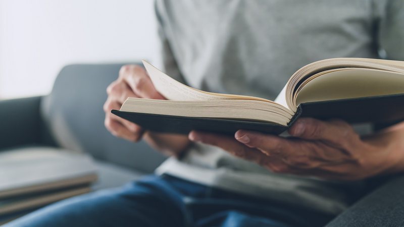 Imagem ilustrativa de pessoa lendo um livro - Getty Images