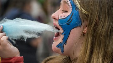 Imagem ilustrativa de criança comendo doce - Getty Images