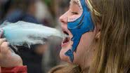 Imagem ilustrativa de criança comendo doce - Getty Images