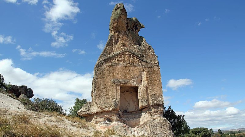 O monumento com a inscrição antiga é conhecido como Arslan Kaya, que significa "rocha do leão" em turco - Reprodução/Wikimidea