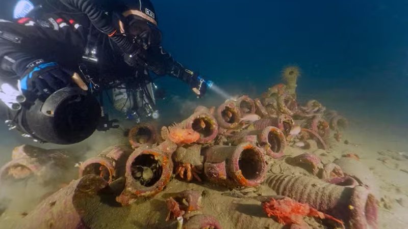 Cerca de 40 ânforas foram encontradas no fundo do mar - Reprodução/Facebook/Soprintendenza del Mare