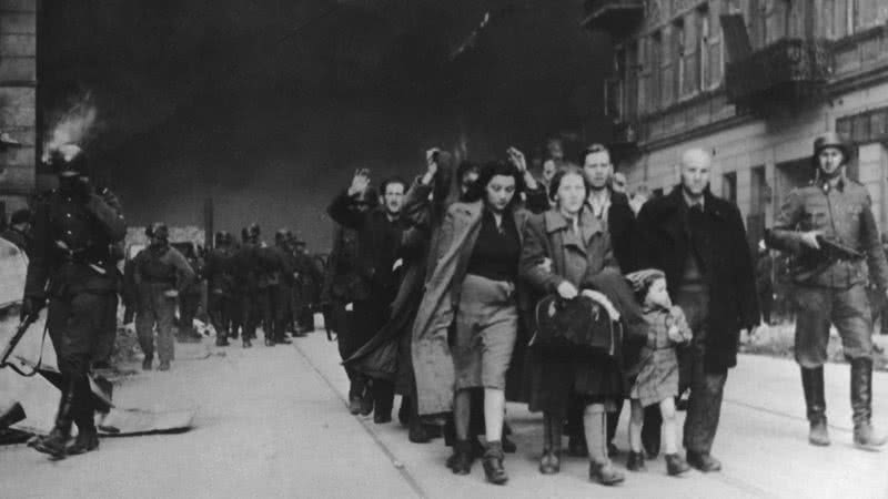 Foto mostra judeus em 1943, durante a destruição do Gueto de Varsóvia, na Polônia - Getty Images