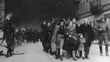 Foto mostra judeus em 1943, durante a destruição do Gueto de Varsóvia, na Polônia - Getty Images