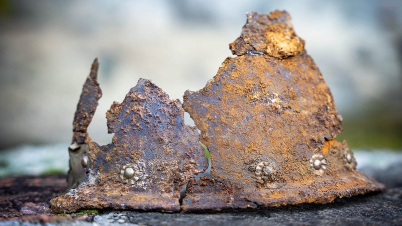 Capacete militar de 400 anos é descoberto na Hungria