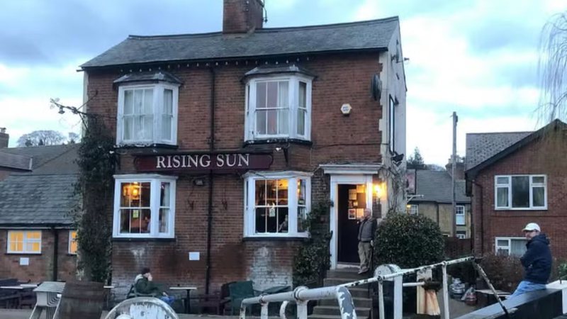 Fachada do pub Rising Sun, na Inglaterra - Divulgação/Instagram