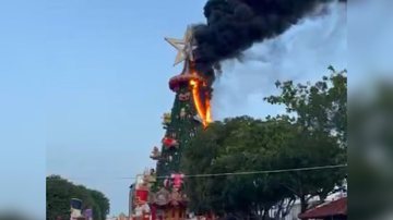 Árvore de Natal pegou fogo em Manaus - Divulgação/Redes sociais