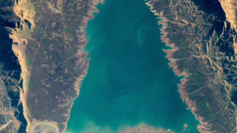 Lago no Iraque semelhante a árvore de Natal vira 'ponto turístico' de astronautas