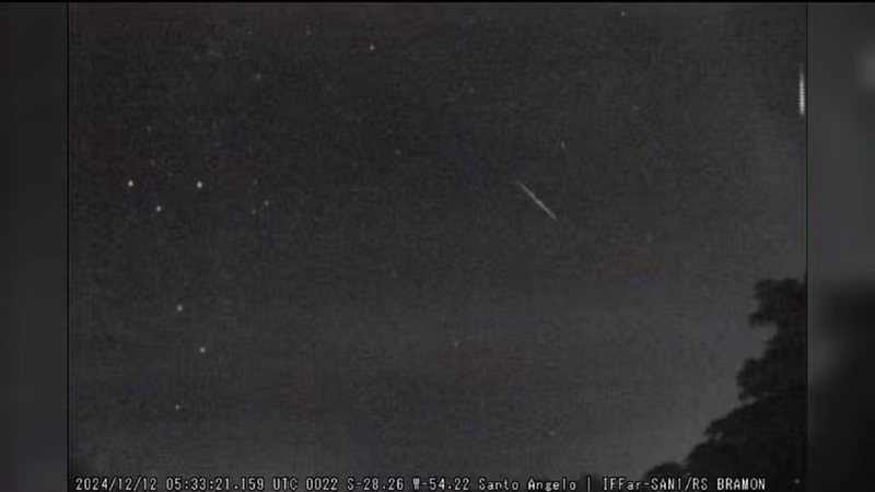 Momento em que câmera registra os dois meteoros - Reprodução