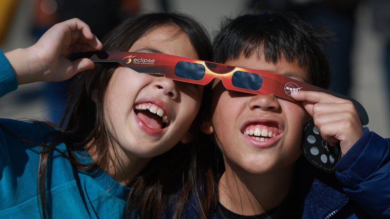 Crianças observando um eclipse - Getty Images