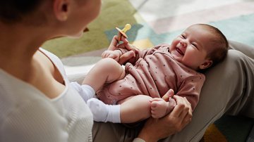 Imagem ilustrativa de mulher segurando um bebê - Getty Images