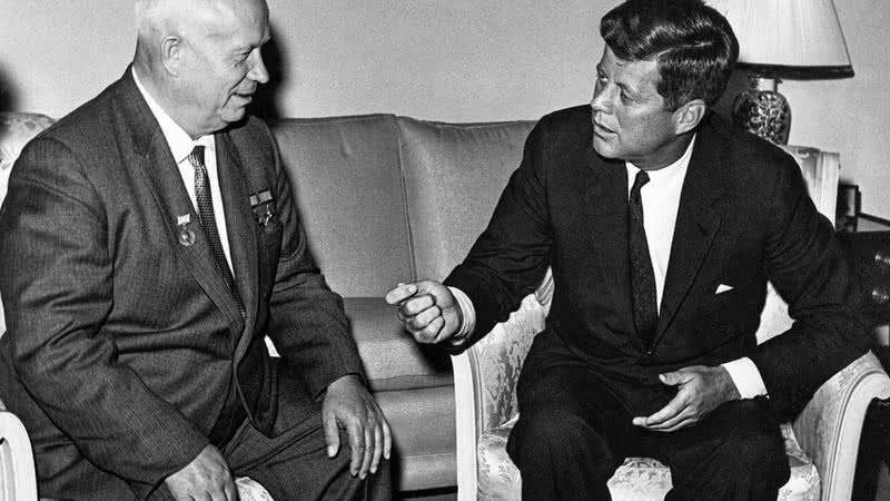 John Kennedy e Nikita Khrushchev - Domínio Público