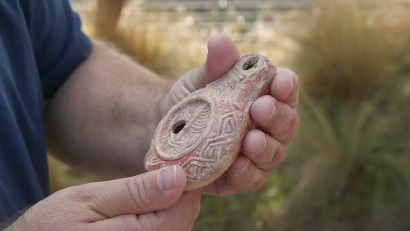 Antiga lâmpada de óleo de cerâmica descoberta em Jerusalém - Divulgação/Autoridade de Antiguidades de Israel