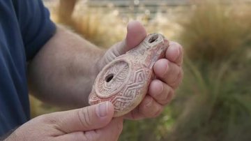 Antiga lâmpada de óleo de cerâmica descoberta em Jerusalém - Divulgação/Autoridade de Antiguidades de Israel