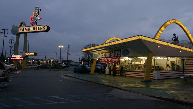 Unidade do McDonald's em Downey, na Califórnia - Foto por Bryan Hong via Wikimedia Commons