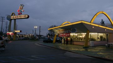 Unidade do McDonald's em Downey, na Califórnia - Foto por Bryan Hong via Wikimedia Commons