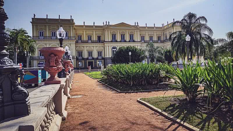 Fachada do Museu Nacional, no Rio de Janeiro - Wikimedia Commons