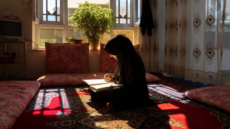 Mulher do Afeganistão estudando - Getty Images