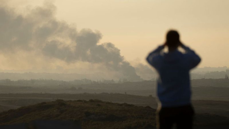 Rastro de explosão em Gaza após fim de cessar-fogo temporário - Getty Images