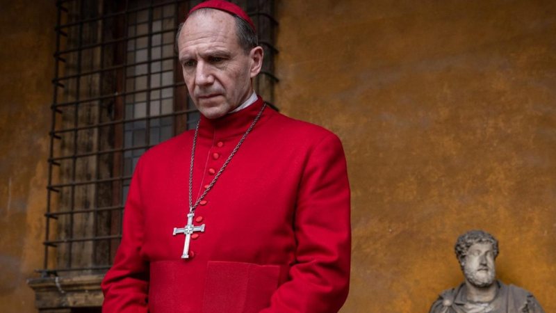 Ralph Fiennes em 'Conclave' (2024) - Divulgação