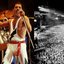 Freddie Mercury durante apresentação do Queen no Rock in Rio; à direita, fotografia do público do festival