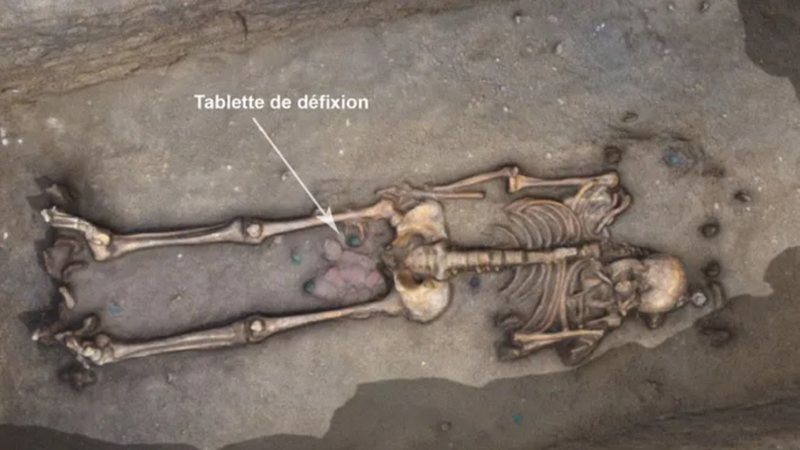 Tábua de maldição encontrada em enterro - Service Archéologie Orléans (SAVO)