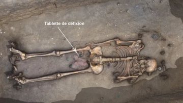 Tábua de maldição encontrada em enterro - Service Archéologie Orléans (SAVO)