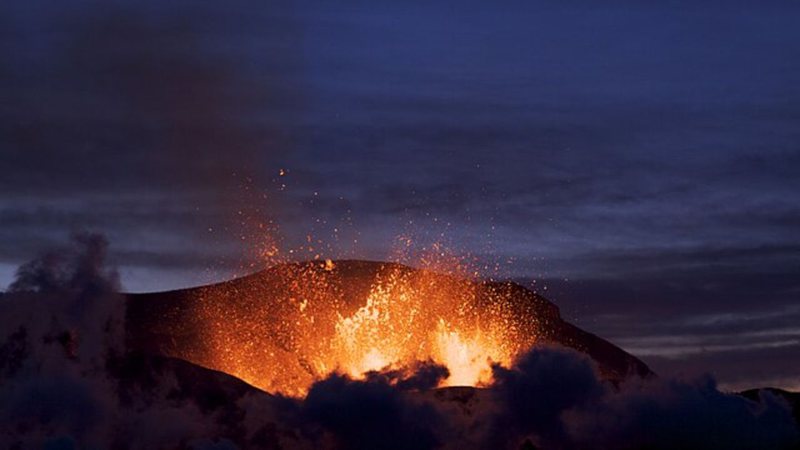 Vulcão em erupção - Wikimedia Commons