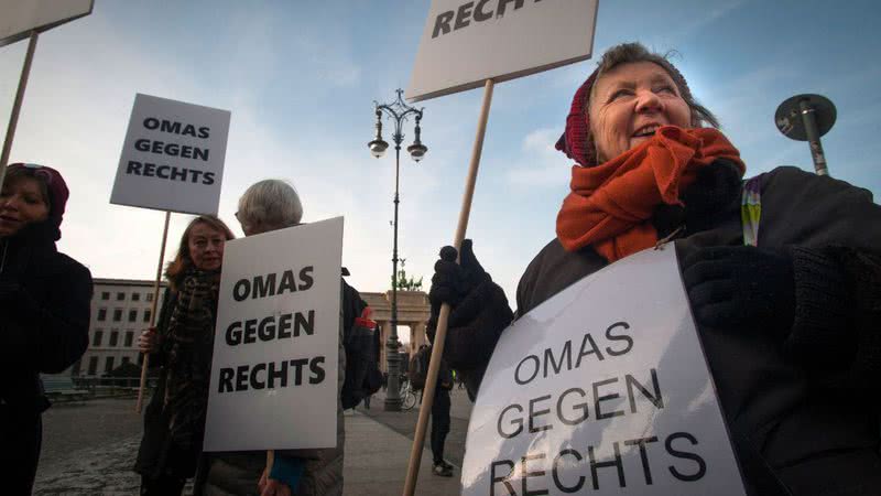 Grupo de avós "Omas gegen Rechts" protesta contra extrema direita - Getty Images