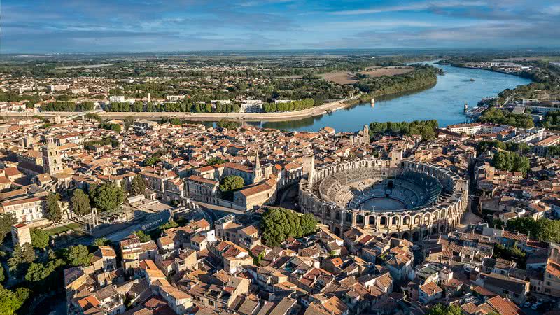 Fotografia do Rio Ródano em Arles, na França - Getty Images