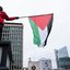 Manifestante ergue bandeira palestina em protesto na Bélgica