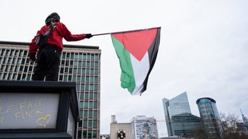 Manifestante ergue bandeira palestina em protesto na Bélgica - Getty Images (imagem meramente ilustrativa)