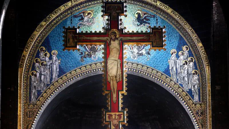 Cruz com uma pintura de Jesus Cristo sobre o altar da Catedral de Westminster - Getty Images