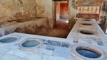 Registro de uma antiga thermopolia, em Pompeia - Getty Images